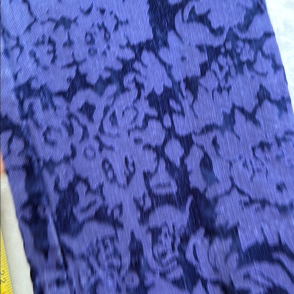 The essential SKINNY by ANTHROPOLOGY | Floral Patterned Pants in Purple | Size 2 - Picture 7 of 9